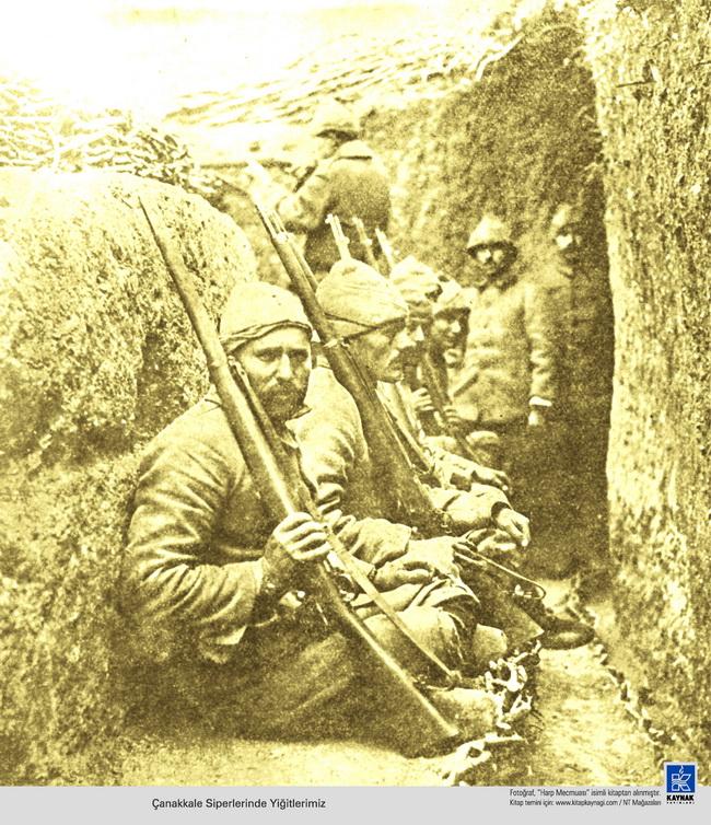Çanakkale Muharebelerinde yaşanan şiddetin, imkânsızlıkların, sarsılmaz inancın, yitirilmeyen umudun fotoğraflara yansıdığı kareler, görenleri 2009dan 1915e bir zaman tüneline sokuyor.