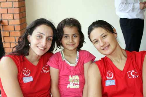 Romanya ile yapacağı Grup birinciliği maçına sıkı hazırlanan Filenin Sultanları, ard arda katılacakları Uluslararası Müsabakalarda Türkiye adına başarılara imza atmak istiyorlar. Amasya Suluova'daki çalışmalar neşeli ortamda geçiyor