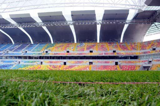 Kayseri'de yaptırılan ve 8 Martta Kayserispor-Fenerbahçe maçı ile sporseverlere ''merhaba'' diyecek Kadir Has Stadyumu'nda çalışmalar son aşamaya geldi.