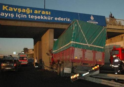 Direksiyon başında uyuyan kamyon sürücüsü, köprü ayağına çarptı. Kamyon içinde bulunan sürücü ve eşi sıkıştığı yerden itfaiyenin yoğun çalışması sonucu çıkarıldı ancak genç koca tüm müdahalelere rağmen kurtarılamadı.