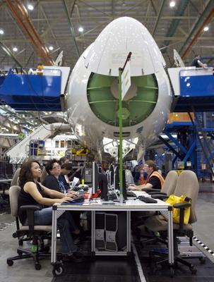ABD'li uçak üreticisi Boeing, yıllardır piyasaya sürmeye çalıştığı ve üretiminde metal kullanılmayan 'rüya uçağı' 787 Dremliner modelini Japon All Nippon Airways'e teslim etti.