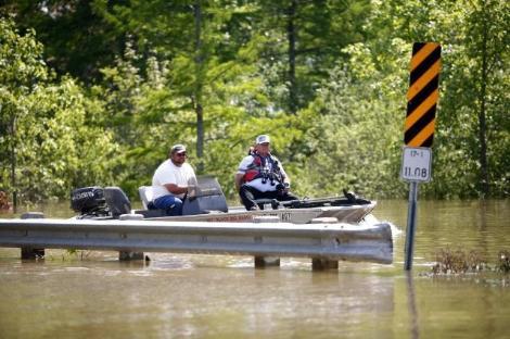 ABD'de Mississippi Nehri'nin taşması sonucu Memphis kentinin büyük bölümü sular altında kalırken, sel sularında çok sayıda yılan ve zehirli böceğin görülmesi büyük panik yarattı.