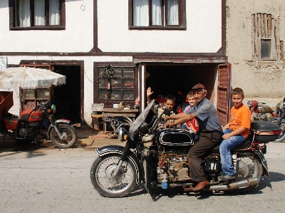 Aydın, Orman İşletme Müdürlüğü'nde gece bekçisi olarak 27 yıl çalıştıktan sonra emekli olduğunu belirterek, bu süre içinde bir atölyede motor tamirciliği yaptığını söyledi.
<BR><BR>
Emekli olduktan sonra evinin alt katında bir iş yeri açarak tamircilik yapmaya devam ettiğini anlatan Aydın, motosikletlere olan merakı nedeniyle yaklaşık 5 yıl önce Düzce'deki bir meslektaşının kapısını çaldığını kaydetti.