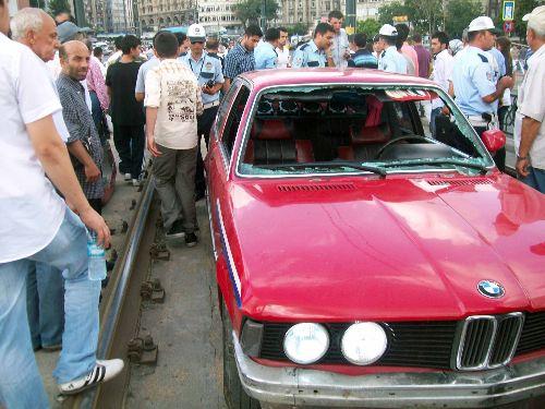 Karaköy Kemeraltı Caddesi'nde yayalara çarpan araç tramvay yolundan kaçmaya çalıştı, araç yoluna devam edemeyince sürücü ve içindekiler yaya olarak kaçtı.