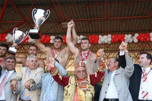 647. Tarihi Kırkpınar Tarihi yağlı güreşlerinde başpehlivanlık mücadelesini Recep Kara kazandı. Kara finalde Ekrem Yavuz'u puanlamada 3-0 mağlup etti...