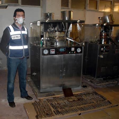 Uyuşturucu hap imalathanesi olarak kullanılan ve 2 milyonun üzerinde uyuşturucu ve uyarıcı nitelikte hapın ele geçirildiği Ali Kalkancı'ya ait depo, basın mensuplarına gezdirildi.