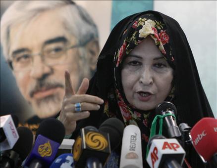 Mür Hüseyin Musavi'nin eşi Zahra Rahnavard, Ahmedinejad ile girdiği polemikle İran'ın gündemine oturdu.