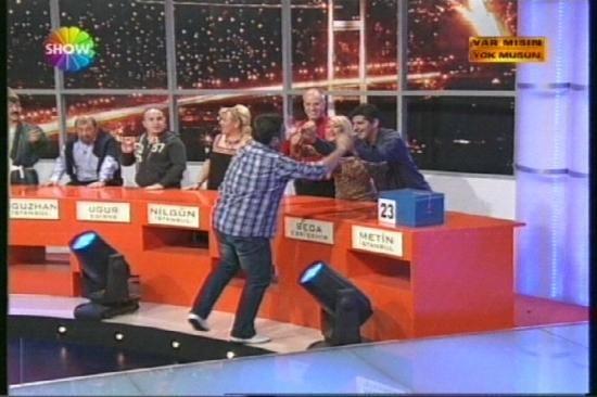 Sonunda beklenen oldu... Show TVde Acun Ilıcalının sunduğu Var mısın yok musun yarışmasında bir yarışmacı 128 milyarı reddedek kutuya gitti ve 500 milyarı kazandı.