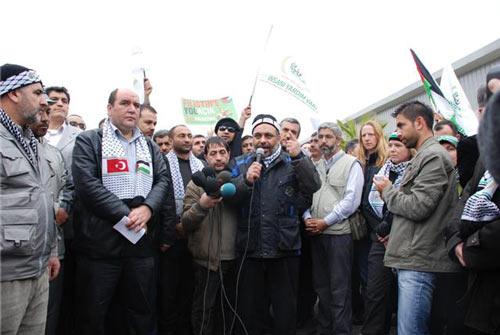Adanalılar Gazzeye giden Filistin konvoyuna büyük bir ilgi gösterdiler. Birçok vatandaş, Filistin halkına ulaştırılmak üzere altın ve para bağışında bulundu. Kadınlar parmaklarındaki yüzükleri ve bileziklerini çıkararak bağışlarken çocuklar da harçlıklarını teslim etti.