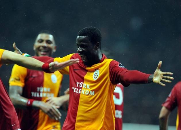 Yemeklerin icine uyku ilaci koymuslar Fenerbahce sahada uyuyordu :)))