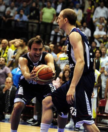 Basketbol Ligi play-off final serisinin 3. maçında Efes Pilsen, normal süresi 75-75 biten karşılaşmada uzatmada öne geçerek seriyi 2-1'e getirdi.