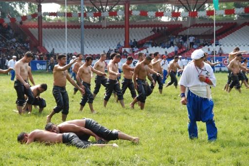 Edirne'de dün başlayan 648. Tarihi Kırkpınar Yağlı Güreşleri'nin ikinci gününde, Er Meydanı'nda Minik-1, Teşvik, Küçük Orta Küçük ve Küçük Orta Büyük boyda güreşler devam ediyor.