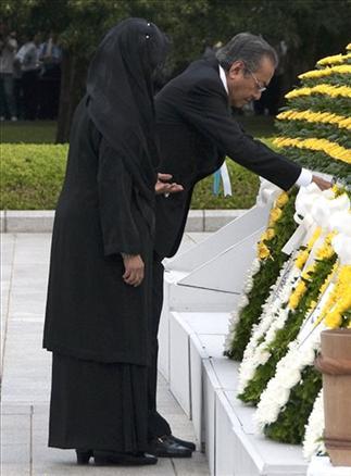 Japonya'nın batısındaki Hiroşima kentinde kurbanların anısına düzenlenen törene, aralarında ABD'nin attığı bombadan kurtulmayı başaranların da bulunduğu, Başbakan Taro Aso ve 60 kadar ülkeden temsilcilerden oluşan yaklaşık 50 bin kişi katıldı.