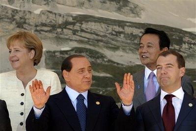 G-8 toplantısı, liderlerin aile fotoğrafı çektirmelerinin ardından İtalya Başbakanı Berlusconi'nin düzenlediği bir basın toplantısıyla sona erdi. Zirveye liderlerin çapkın bakışları damga vurdu.
