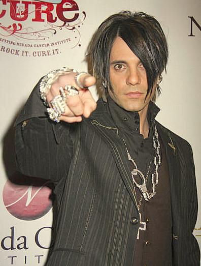 Filmin kadrosundaki en büyük sürpriz ise dünyanın en başarılı illüzyonisti Criss Angel'ın 'Sihirbazlık Akademisi Başkanı Theron' rolünde boy göstermesi