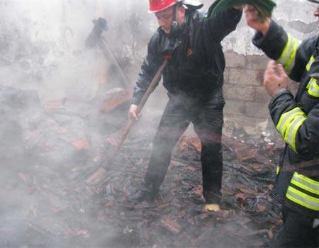 Manisanın Turgutlu ilçesinde çıkan yangında, annelerinin üzerlerine kapıyı kilitleyerek gittiği evde 2 ve 4 yaşlarındaki iki kardeş feci şekilde can verdi.