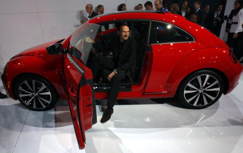 BEETLEIN HEDEFİ ERKEK KULLANICI
Yeni Beetleın model adında artık New olmayacak ama yeni Beetle, selefi New Beetleın pazara çıktığı dönemde getirdiğinden çok daha fazla yenilikle geliyor pazara.