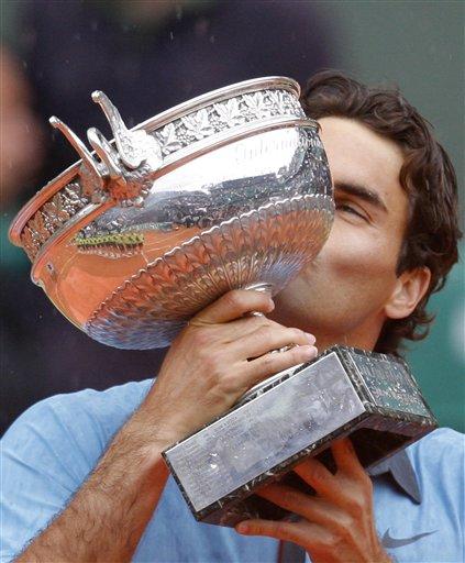 Roland Garros'u hiç kazanamamış 13 Grand Slam şampiyonu Roger Federer, hayatının en büyük hayalini gerçekleştirip daha önce 3 kez finalde Nadal'a yenildiği Fransa Açık'ta şampiyon oldu...