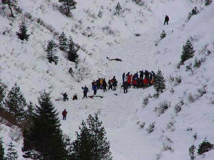 Gümüşhane'nin Zigana Dağı bölgesinde Kadırga Yaylası'na doğru yürüyüşe geçen dağcı grubunun üzerine çığ düştü. 11 dağcı öldü.