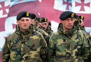 GÜRCİSTAN
Zorunlu askerlik sistemi uygulanmaktadır. Hizmet süresi 18 aydır. 1997 yılından beri vicdani retçilik yasal bir hak olarak tanınmıştır. Bu haktan yararlananların alternatif ulusal hizmetlerde 36 ay çalışmaları öngörülmüştür.
2004 yılında askerlik süresinin 12 aya, üniversite mezunları içinse 6 aya indirilmesi yönünde bir yasa tasarısı parlamentoya sunulmuştur. Ancak, bu konuda halen bir ilerleme kaydedilmemiştir. Ordu bünyesinde NATO standartlarına erişebilme yönünde çalışmalar yapılmaktadır. Zorunlu askerliğin kaldırılması düşünülmemektedir. Ancak, profesyonel kadroların genel mevcut içerisindeki oranlarının arttırılarak üçte iki seviyesine getirilmesi planlanmaktadır.