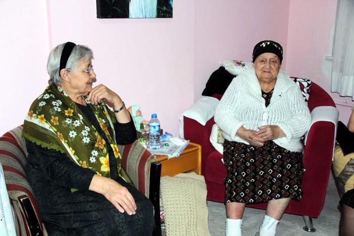 <p><strong><span style="color: #0000ff;">93 YAŞINDA EL İŞİ YAPIYOR <br /><br /></span></strong>T&uuml;rkan Yenişafak ise, kızıyla birlikte her yere gideceğini belirterek, huzurevinden memnun olduğunu kaydetti. Boş vakitlerinde el işi yaptığını s&ouml;yleyen Yenişafak, <strong>"Allah razı olsun herkesten. &Ccedil;ok rahatım, yemeğim &ouml;n&uuml;me geliyor. Pazar g&uuml;nleri banyomuzu yapıyorlar. Pazar g&uuml;n&uuml; kimseyi kabul etmiyorum. Ayağa kalkamıyorum, iş yapamıyorum. Kızım &ccedil;ok yoruluyordu. Kızım mutlu olsun diye her işi yaparım ben, her yere giderim. Yeter ki o mutlu olsun"</strong> diye konuştu.