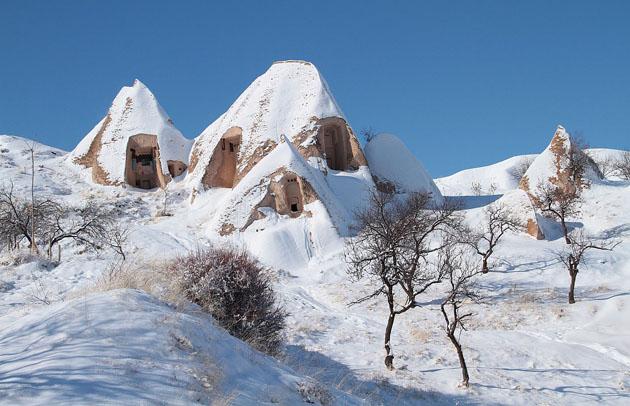 15 santimetreye ulaşan kar kalınlığı ile b&ouml;lgedeki yerli ve yabancı turistlerin ziyaret ettiği U&ccedil;hisar, G&ouml;reme, Zelve-Paşabağları gibi gezi alanları beyaza b&uuml;r&uuml;n&uuml;rken, peribacaları da adeta kardan gelinlik giydi.
