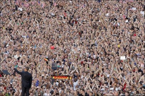 ABD Başkanı Barack Obama, seçim kampanyası kapsamında sırasında yapmak üzere gittiği Berlin'de kalabalığı selamlıyor.