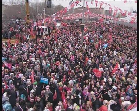 Saadet Partisi'nin İstanbul mitingi: Bugün Çağlayan'ın ikinci konuğu Saadet Partililer oldu. Mitingde Necmettin Erbakan sürprizi yaşandı. Erbakan uzun bir aradan sonra meydanlarda yerini aldı.