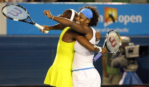 Avustralya Açık'ta ilk şampiyonlar belli oldu. Serena Williams ve Venus Williams kardeşler, Wimbledon ve Olimpiyatlar'da olduğu gibi şampiyonluğu kimseye kaptırmadı