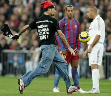 2005'te Real Madrid-Barcelona maçında ortaya çıktı, o dönemin dünyaca iki yıldızı olan Ronaldinho ve Ronaldo'nun gözü önünde topla şov yaptı...