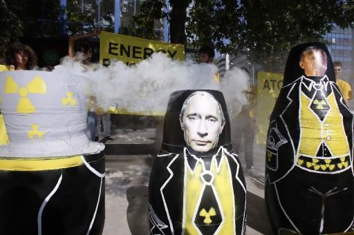 Greenpeace üyesi bir grup, Ankara Milli Müdafa Caddesi'nde nükleer enerji karşıtı protesto gösterisinde bulundu