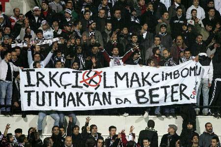 Beşiktaş tribünleri, Sivasspor maçında İsrailli Baliliyi protesto eden G.Saray taraftarlarına pankartlarla göndermede bulundu.