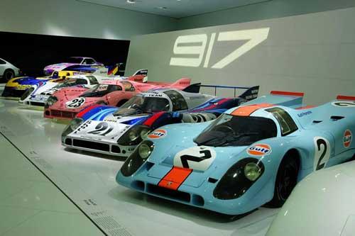 Porsche müzesinde tarihi gezinti