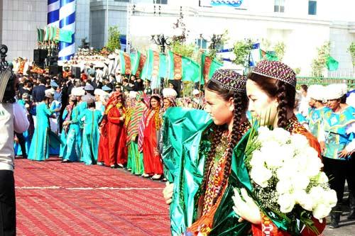 Berdimuhammedov, gece-gündüz ısı farkı en büyük şehirlerinden birinde dünyanın en tuzlu gölünün kıyısına dillere destan bir tesis, muhteşem bir açılış yaptı ama gazetecilerin şovu görüntülemesi için elden gelen arkaya konmadı! Bunlar kurtarılabilenler...