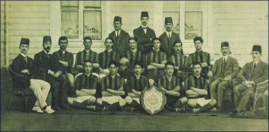 <p>FENERBAHÇE SPOR KULÜBÜ Kuruluş Amacı: Memlekette terbiye-i bedeniye ve fikriyenin tamimine çalışmak ve gençleri hayatla mücadeleye alıştırmak ve esfar-ı askeriyeye (askerî seferlere) alıştırmak. İdare Merkezi: Kadıköy Kuşdili Çayırı'nda. Kuruluş Tarihi: 1907 (Rumi 1323). İdare Heyeti: Reis-i umûmî Hamid Hüsnü Bey, reisi Fuad Bey, kaptan-ı umûmî Galip Bey, kasadar Hakkı Bey, kâtib-i umûmî Hüseyin Hüsnü Bey.