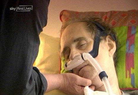 Belgeselde, ALS hastası 59 yaşındaki Craig Ewerts, eşine veda ederek kendisini ölüme götürecek sıvıyı içiyor.