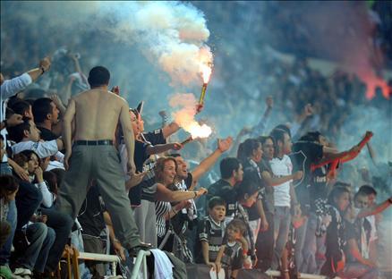 Taraftarlar, takımlarının 2-1'lik Galatasaray galibiyetini Taksim Meydanı başta olmak üzere yurt çapında pek çek yerde sokaklarda kutladı. Taraftarlar,yollarda sevinç gösterisinde bulundu.