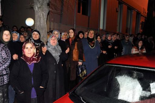 Tokat'ın Reşadiye ilçesinde, terörist saldırıda sonucu şehit olan 7 askerin cenazeleri Tokat'a gönderildi. Cenazelerin geçişi sırasında tekbirler eşliğinde dua eden vatandaşlar, ilçe çıkışına kadar ambulansın arkasında yürüyerek şehitleri uğurladı.