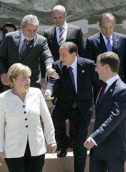 G-8 toplantısı, liderlerin aile fotoğrafı çektirmelerinin ardından İtalya Başbakanı Berlusconi'nin düzenlediği bir basın toplantısıyla sona erdi. Zirveye liderlerin çapkın bakışları damga vurdu.