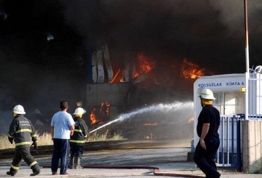 Kocaeli'nin Dilovası ilçesinde boya ve kimyevi maddelerin bulunduğu depoda çıkan yangın kısmen kontrol altına alındı. Alevlerin kimyevi maddelerin bulunduğu 27 tanka sıçraması engellendi.