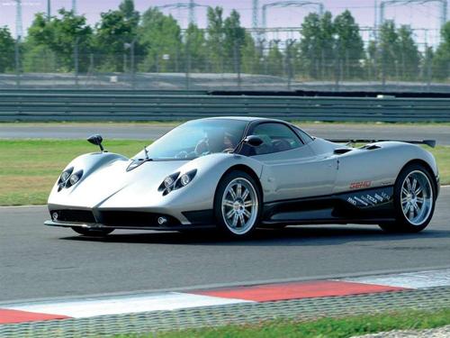 Pagani Zonda. Dayanıklılık ve ayrıcalıklı olma konusunda ün yapmış bir marka.