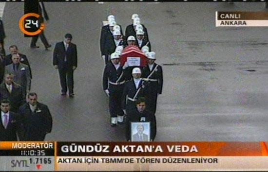MHP Milletvekili, emekli büyükelçi Gündüz Suphi Aktan için Dışişleri'nin ardından TBMM'de bir tören düzenlendi. Törene siyasiler ve Aktan'ın ailesi katıldı.