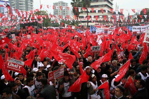 CHP Genel Başkanı Deniz Baykal, partisince Adana Uğur Mumcu Alanı'nda düzenlenecek açık hava toplantısında halka hitap etti.