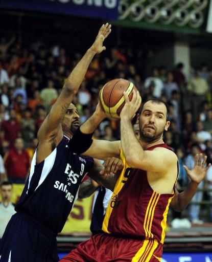 Basketbol Ligi play-off yarı final serisi 2. maçında Efes Pilsen, Galatasaray Cafe Crown'u 90-78 yenerek, adını finale yazdıran ilk takım olmayı başardı.