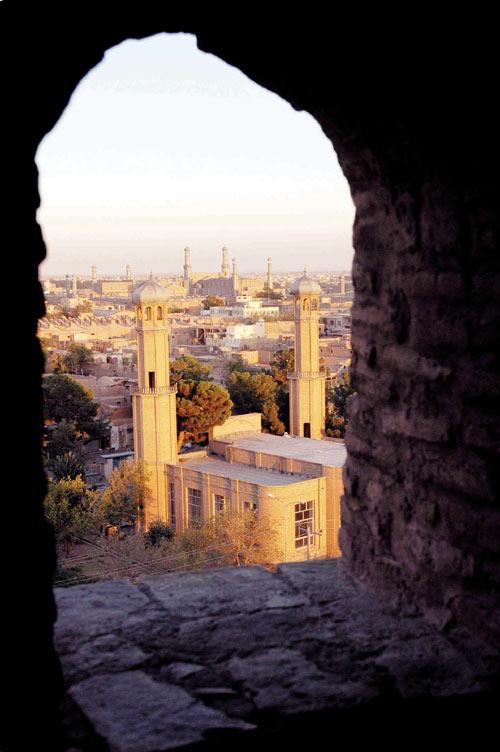 Afganistan, Horasan medeniyetinin merkezi, Orta Asyanın ilim membaı oldu asırlar boyunca. İmam-ı Azam, Mevlana Celaleddin-i Rumi, İbrahim bin Edhem hazretleri gibi zatların doğduğu bu topraklar bulunduğu coğrafyanın sıkıntılarına rağmen eski güzelliği ve tarihî dokusunu muhafaza ediyor... 
<br><br>
<b>Haberle ilgili ayrıntı bilgileri Yedi Kıta Dergisinin Aralık 2010 tarihli 28. Sayısından okuyabilirsiniz...</b>