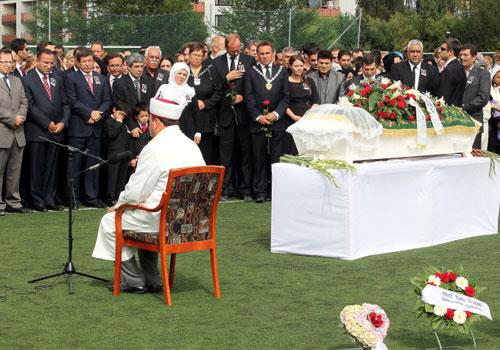 Norveç'in Ütoya şehrindeki saldırıda ölen Türk kızı Gizem Doğan'ın cenaze töreni, izdiham nedeniyle Trondheim'daki Türk camiine yakın statta gerçekleştirildi.