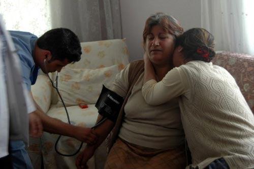 DIYARBAKIR'IN LICE ILCESINDE TERORIST SALDIRI SONUCU SEHIT OLAN 9 ASKERDEN EMRAH POLAT'IN ANNESI AILESININ NURAN POLAT'A 112 ACIL SAGLIK GOREVLILERININ MUDAHALE EDEREK SAKINLESTIRMEYE CALISTI