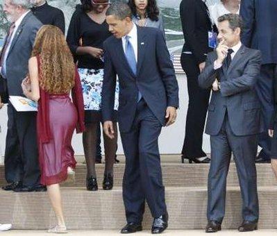 G-8 toplantısı, liderlerin aile fotoğrafı çektirmelerinin ardından İtalya Başbakanı Berlusconi'nin düzenlediği bir basın toplantısıyla sona erdi. Zirveye liderlerin çapkın bakışları damga vurdu.