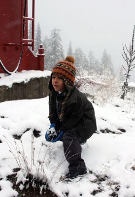 Ilgaz'daki kar yağışına sevinen çocuklar kar topu oynamayı ihmal etmedi.