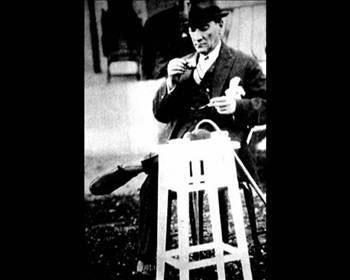 20. &Ccedil;izgili &ccedil;orapları yeğliyordu. İ&ccedil;i kuzu, bilekliği kurt k&uuml;rk&uuml;nden eldivenlerini &ccedil;ok seviyordu.